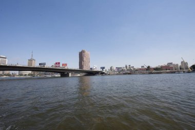 Kahire 'de görülen Nil. Nil, Afrika 'nın kuzeydoğusunda büyük bir nehirdir. Nil 'deki gemi yolculuğu size lüks ve yoksulluk arasında mücadele eden bir Mısır toplumunu gösteriyor.. 