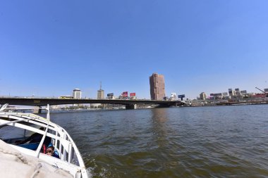 Kahire 'de görülen Nil. Nil, Afrika 'nın kuzeydoğusunda büyük bir nehirdir. Nil 'deki gemi yolculuğu size lüks ve yoksulluk arasında mücadele eden bir Mısır toplumunu gösteriyor.. 