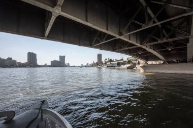 Kahire 'de görülen Nil. Nil, Afrika 'nın kuzeydoğusunda büyük bir nehirdir. Nil 'deki gemi yolculuğu size lüks ve yoksulluk arasında mücadele eden bir Mısır toplumunu gösteriyor.. 