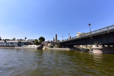 Kahire 'de görülen Nil. Nil, Afrika 'nın kuzeydoğusunda büyük bir nehirdir. Nil 'deki gemi yolculuğu size lüks ve yoksulluk arasında mücadele eden bir Mısır toplumunu gösteriyor.. 