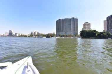 Kahire 'de görülen Nil. Nil, Afrika 'nın kuzeydoğusunda büyük bir nehirdir. Nil 'deki gemi yolculuğu size lüks ve yoksulluk arasında mücadele eden bir Mısır toplumunu gösteriyor.. 