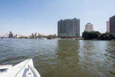 Kahire 'de görülen Nil. Nil, Afrika 'nın kuzeydoğusunda büyük bir nehirdir. Nil 'deki gemi yolculuğu size lüks ve yoksulluk arasında mücadele eden bir Mısır toplumunu gösteriyor.. 