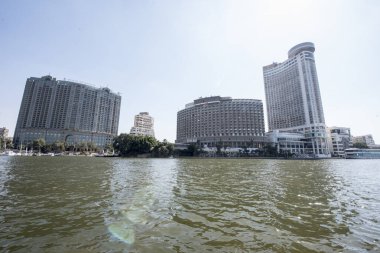 Kahire 'de görülen Nil. Nil, Afrika 'nın kuzeydoğusunda büyük bir nehirdir. Nil 'deki gemi yolculuğu size lüks ve yoksulluk arasında mücadele eden bir Mısır toplumunu gösteriyor.. 