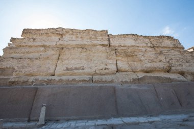 Giza Piramitleri 'nin platosundaki antik yapılar Giza Piramitleri Mısır' daki ve tüm dünyadaki en ünlü ve etkileyici antik anıtlardır..