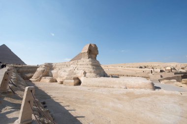 Giza 'nın Büyük Sfenksi, dünyanın en büyük monolitik heykeli olarak kabul edilir. Bir aslan ve 20 metreyi aşan yüksekliğe sahip bir insan melezi. Sfenks kireç taşından yapılmıştır, yaklaşık olarak M.Ö. 2500 yılında. 