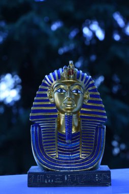 Tutankamon Maskesi 'ni temsil eden seramik hatıra Mısır Firavunu Tutankamon' un altın maskesi. Howard Carter tarafından 1925 yılında Krallar Vadisi 'nde keşfedilmiş ve şu anda Kahire' deki Mısır Müzesi 'nde sergilenmektedir.. 