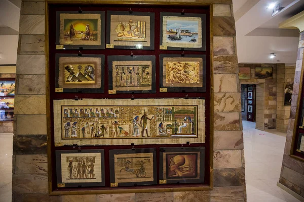 ビュー内のHurghada Papyrus Museum Papyrusは古代 特にエジプトで書かれた植物Cyperus Papyrusから作られた紙のような素材です — ストック写真