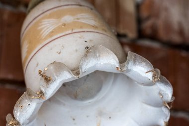 Eski mat cam abajur, Romanya 'dan gelen cam işçilerinin el yapımı ve dekore ettiği.