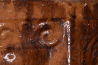 Cahle ocaklar için terracotta fayanslarıdır, düşük sıcaklıkta fırınlarda yanarak ve parlayarak elde edilir..