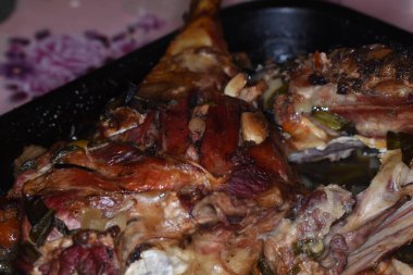 Yeşil soğanlı kuzu biftek, sarımsak, jambon, domuz yağı ve bol kaliteli şarapla iki kez serpilmiş.