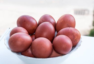 Romen Ortodoks Paskalya bayramları geleneğine göre doğal olarak soğan yapraklarıyla boyanmış organik tavuk yumurtaları. Yumurtalar kırmızımsı kahverengiye döner