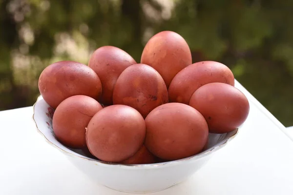 Galinha Orgânica Ovos Pintados Naturalmente Folhas Cebola Acordo Com Tradição — Fotografia de Stock