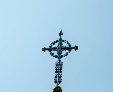 Sapanta 'dan gelen Romen Ortodoks haçı, Maramures ve seramik mozaik, haçların kromatiklerinde haç şeklinde metal bir çerçeveye sabitlenmiş.