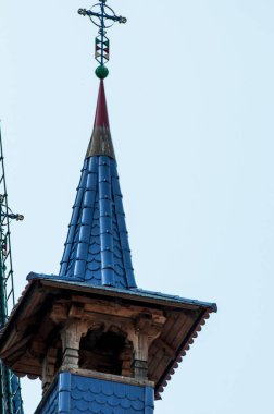 Sapanta 'dan gelen Rumen Ortodoks Kilisesi' nin kulesi Maramure 'deki kiliselere özgü, neşeli mezarlıktaki haçların kromatik çatılarında seramik kiremitler bulunuyor.