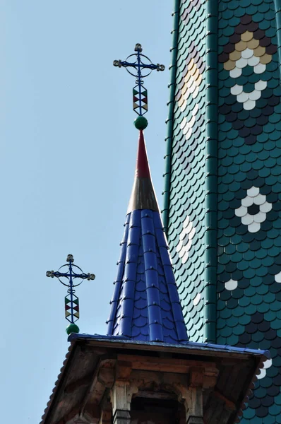 サパンタからのルーマニア正教会の塔は メリー墓地からの十字架の色で釉タイルの屋根を持つMaramureから教会に特化しています — ストック写真