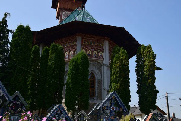 Rumuńska Cerkiew Prawosławna Spny Smukłą Wieżą Charakterystyczną Dla Kościołów Maramure — Zdjęcie stockowe
