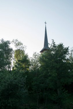 Maramures 'taki Romen Ortodoks Kilisesi' nin çatısı kiremitli ahşaptan yapılma kulesi, ahşap inşaatlarda dünya rekorunu elinde tutan bina..