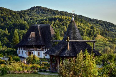 Barsana Ortodoks Manastırı Müzesi. Bina, geleneksel Maramures mimari tarzında üç katlı ve ahşap kiremitlerle kaplı..
