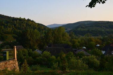 Iza Vadisi 'nin tarihsel Maramures manzarası. Sabahın sessizliği ve doğanın birden fazla gölgesinde yeşilliğin eski çağlardan kalma donmuş gibi göründüğü manzaralar.