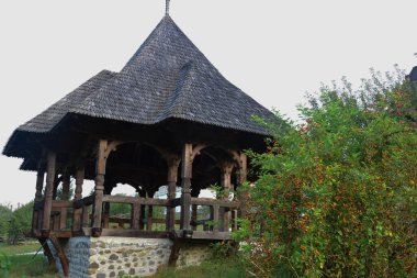 Brsana Manastırı 'nda, koruyucu aziz ve diğer etkinlikler vesilesiyle dini ayinlerin yapıldığı sunak. Ahşap Maramures kiliseleri tarzında ahşaptan yapılmıştır.