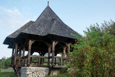 Brsana Manastırı 'nda, koruyucu aziz ve diğer etkinlikler vesilesiyle dini ayinlerin yapıldığı sunak. Ahşap Maramures kiliseleri tarzında ahşaptan yapılmıştır.