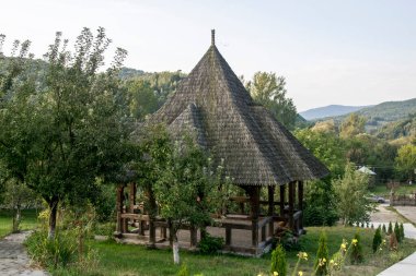 Brsana Manastırı 'nda, koruyucu aziz ve diğer etkinlikler vesilesiyle dini ayinlerin yapıldığı sunak. Ahşap Maramures kiliseleri tarzında ahşaptan yapılmıştır.