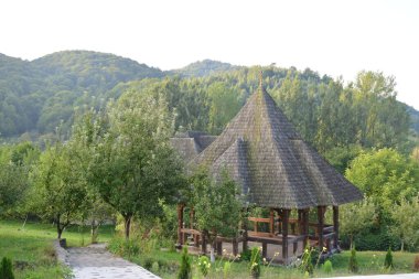 Brsana Manastırı 'nda, koruyucu aziz ve diğer etkinlikler vesilesiyle dini ayinlerin yapıldığı sunak. Ahşap Maramures kiliseleri tarzında ahşaptan yapılmıştır.