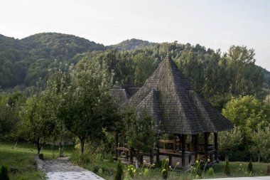 Brsana Manastırı 'nda, koruyucu aziz ve diğer etkinlikler vesilesiyle dini ayinlerin yapıldığı sunak. Ahşap Maramures kiliseleri tarzında ahşaptan yapılmıştır.
