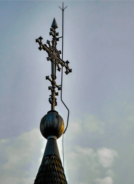罗马东正教十字架 来自马拉穆雷的巴尔萨纳 由锻铁制成 固定在巴尔萨纳修道院木制教堂塔的金属基座上 — 图库照片