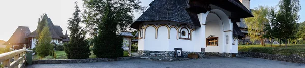 来自布尔萨的东正教修道院是一个修道院建筑群 位于自然空间 以红色花朵为主 来自东正教的传统木制和石制建筑 Maramure Valea Izei — 图库照片
