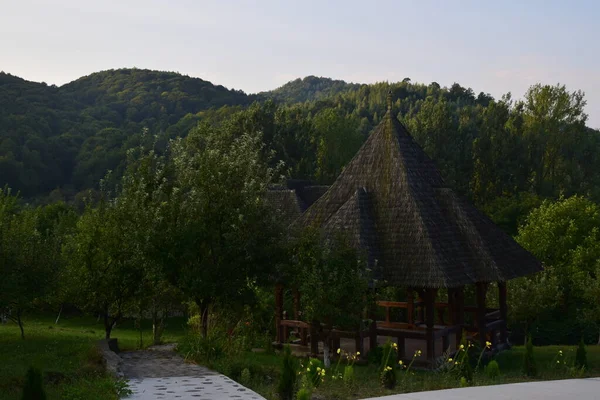 Brsana Manastırı 'nda, koruyucu aziz ve diğer etkinlikler vesilesiyle dini ayinlerin yapıldığı sunak. Ahşap Maramures kiliseleri tarzında ahşaptan yapılmıştır.