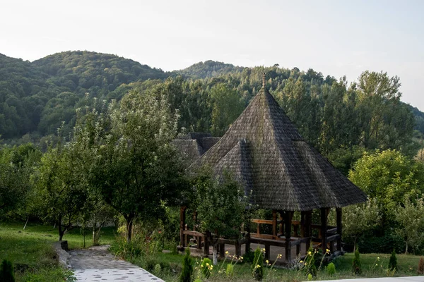 Brsana Manastırı 'nda, koruyucu aziz ve diğer etkinlikler vesilesiyle dini ayinlerin yapıldığı sunak. Ahşap Maramures kiliseleri tarzında ahşaptan yapılmıştır.