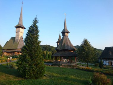 Brsana 'daki Ortodoks Manastırı, Ortodoks tarikatının geleneksel ahşap ve taş yapıları olan Maramure Valea Izei' den gelen kırmızı çiçeklerin hakim olduğu doğal alanda bulunan bir manastır kompleksi. 