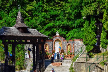 Maramures kapısı, meşe ağacından yapılmıştır, genellikle farklı geleneksel çiçek motiflerine sahip en az üç sütun ve kapının üst eşiği kiremitlerle kaplıdır.