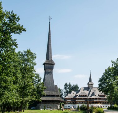 Sapanta Peri Manastırı Kilisesi, kiremitli çatılı ahşaplardan inşa edilmiş, ahşap inşaatlarda dünya rekorunu elinde bulunduran binadır..