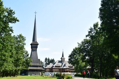 Sapanta Peri Manastırı Kilisesi, kiremitli çatılı ahşaplardan inşa edilmiş, ahşap inşaatlarda dünya rekorunu elinde bulunduran binadır..
