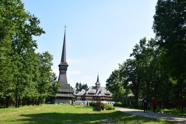 Sapanta Peri Manastırı Kilisesi, kiremitli çatılı ahşaplardan inşa edilmiş, ahşap inşaatlarda dünya rekorunu elinde bulunduran binadır..