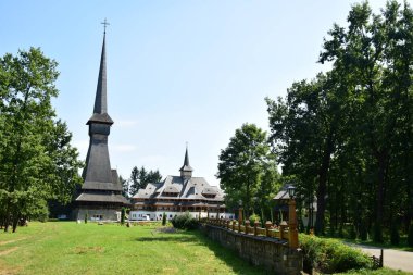 Sapanta Peri Manastırı Kilisesi, kiremitli çatılı ahşaplardan inşa edilmiş, ahşap inşaatlarda dünya rekorunu elinde bulunduran binadır..