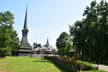 Sapanta Peri Manastırı Kilisesi, kiremitli çatılı ahşaplardan inşa edilmiş, ahşap inşaatlarda dünya rekorunu elinde bulunduran binadır..
