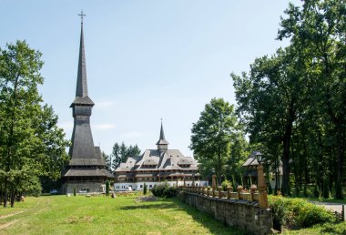 Sapanta Peri Manastırı Kilisesi, kiremitli çatılı ahşaplardan inşa edilmiş, ahşap inşaatlarda dünya rekorunu elinde bulunduran binadır..