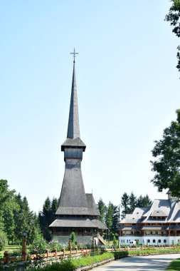 Sapanta Peri Manastırı Kilisesi, kiremitli çatılı ahşaplardan inşa edilmiş, ahşap inşaatlarda dünya rekorunu elinde bulunduran binadır..