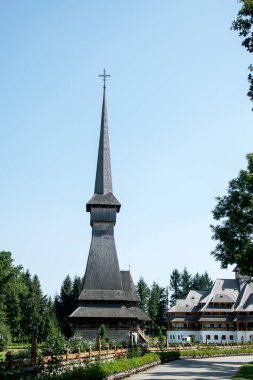 Sapanta Peri Manastırı Kilisesi, kiremitli çatılı ahşaplardan inşa edilmiş, ahşap inşaatlarda dünya rekorunu elinde bulunduran binadır..