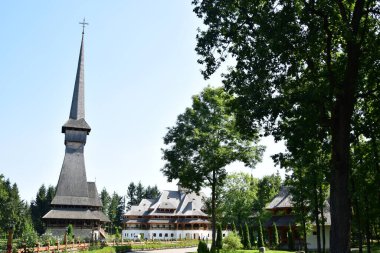 Sapanta Peri Manastırı Kilisesi, kiremitli çatılı ahşaplardan inşa edilmiş, ahşap inşaatlarda dünya rekorunu elinde bulunduran binadır..