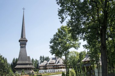 Sapanta Peri Manastırı Kilisesi, kiremitli çatılı ahşaplardan inşa edilmiş, ahşap inşaatlarda dünya rekorunu elinde bulunduran binadır..