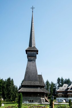 Sapanta Peri Manastırı Kilisesi, kiremitli çatılı ahşaplardan inşa edilmiş, ahşap inşaatlarda dünya rekorunu elinde bulunduran binadır..
