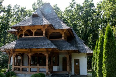 Sapanta Denizcilik Manastırı 'nın dükkanı. Dantelli ahşap çatılı Maramures tarzında iki katlı bina yan yana yer almaktadır ve ilk bina yakın mesafeden görülebilir durumdadır.