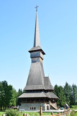 Sapanta Peri Manastırı Kilisesi, kiremitli çatılı ahşaplardan inşa edilmiş, ahşap inşaatlarda dünya rekorunu elinde bulunduran binadır..