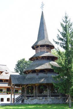 Sapanta Peri Manastırı 'nın sunağı. Ahşap kiremitlerden yapılmış çok katlı çatılı Maramures tarzında ahşap bir yapı.