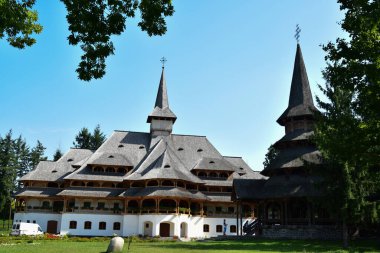 Ahşap kiremit çatılı, Maramure tarzında inşa edilmiş Sapanta Peri Manastırı 'nın iki katı ahşap, iki katı da taş ve ahşap pencere ve kapılardan yapılmıştır..