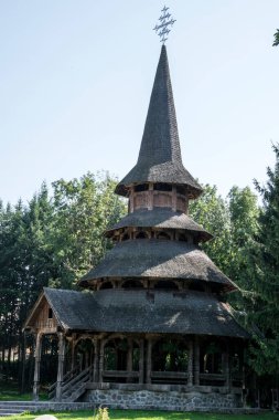 Sapanta Peri Manastırı 'nın sunağı. Ahşap kiremitlerden yapılmış çok katlı çatılı Maramures tarzında ahşap bir yapı.